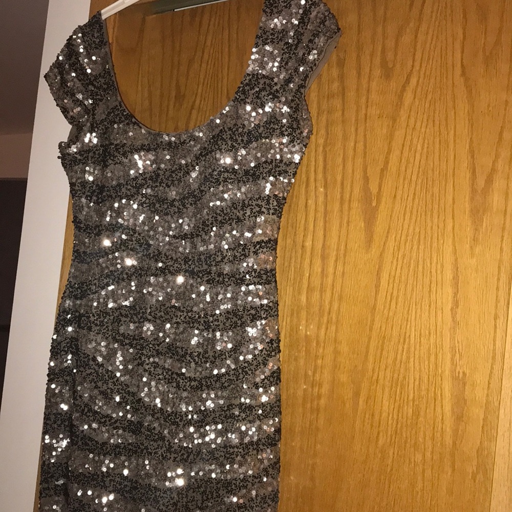 Dress - Picture 3 of 3